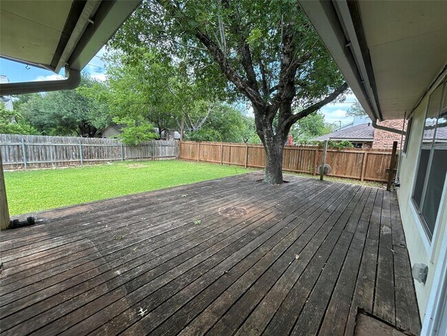 Building Photo - 3902 Beaconsdale Dr