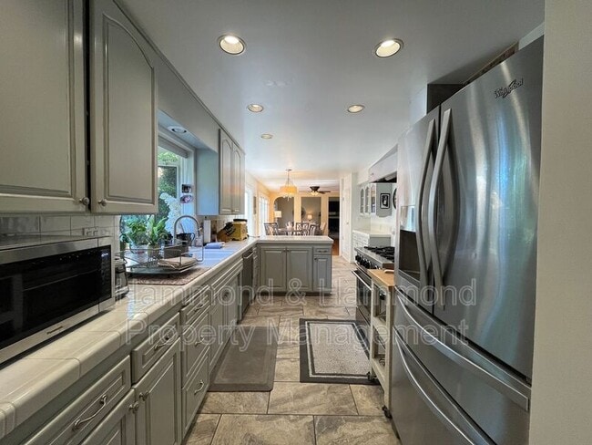 Building Photo - 8422 Fable Ave