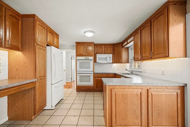 Building Photo - Beautiful Single Family Home for Rent in an Unbeatable Longmeadow Neighborhood!