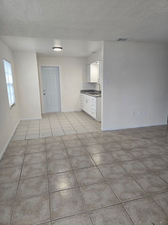 Building Photo - 2 BEDROOM, 1 BATH APARTMENT HOME - PINELLAS PARK