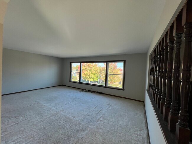 Building Photo - 5635 W Montrose Ave