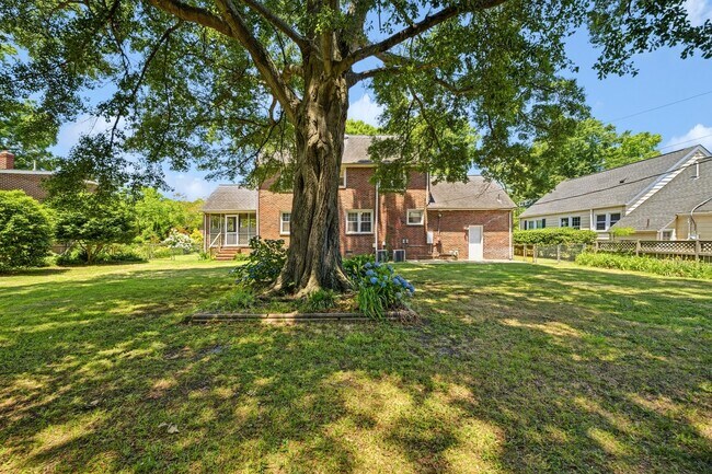 Building Photo - PINEWELL