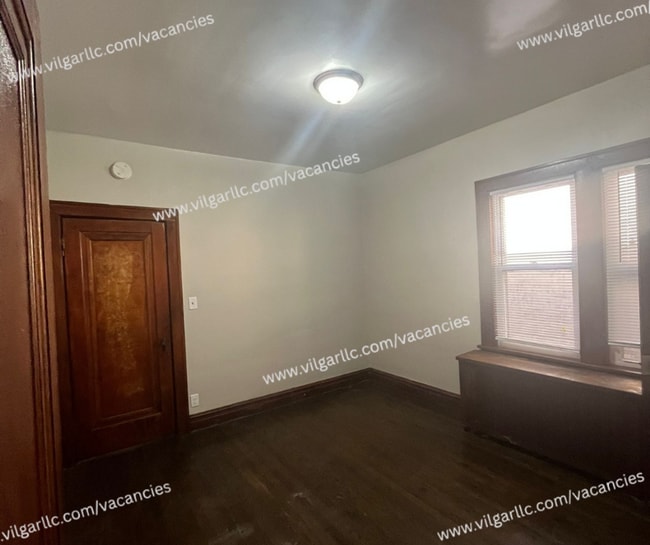 Building Photo - 3 large bedrooms, 1 full bath home in Gary...