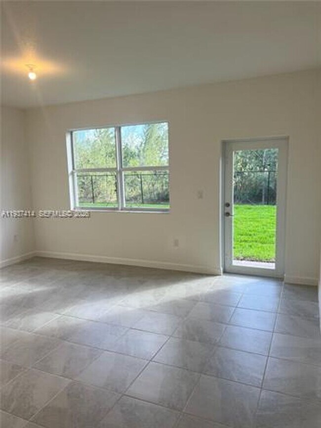 Building Photo - 2422 SE 30th St