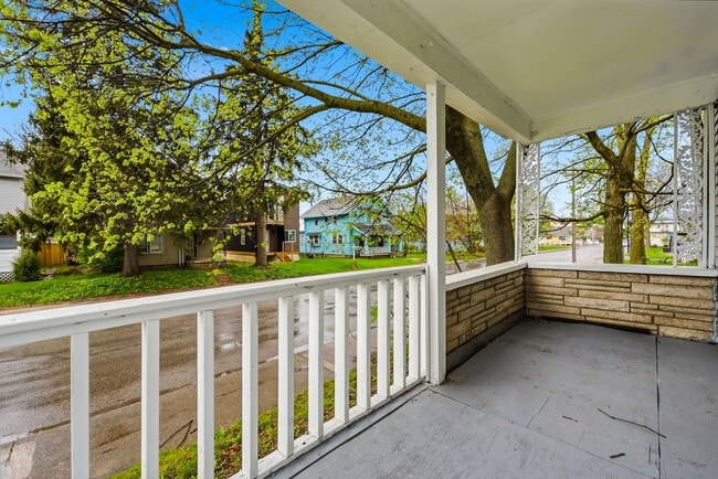 Building Photo - Cozy 3BR with Covered Front Porch
