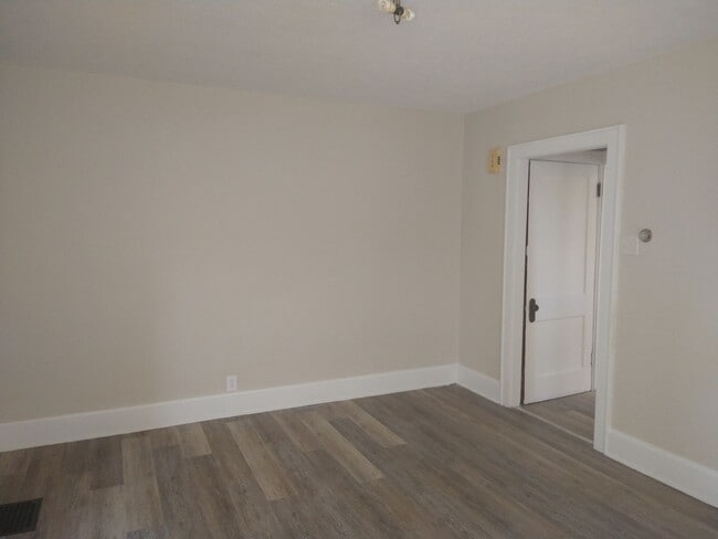 Building Photo - 206-208 N Harris Ave