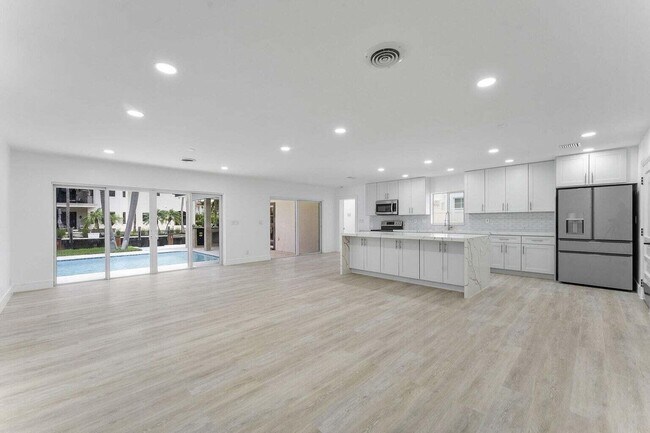 Building Photo - 808 NE 72nd St