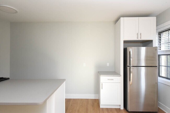 Building Photo - 735 Judson Ave