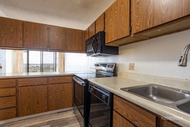 Building Photo - 351-351 Koauka Loop