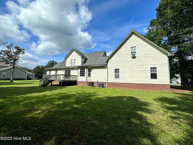 Building Photo - 212 Riverbend Rd