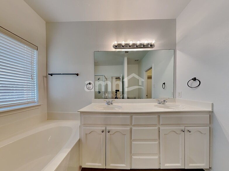 Building Photo - 10608 Cloisters Dr