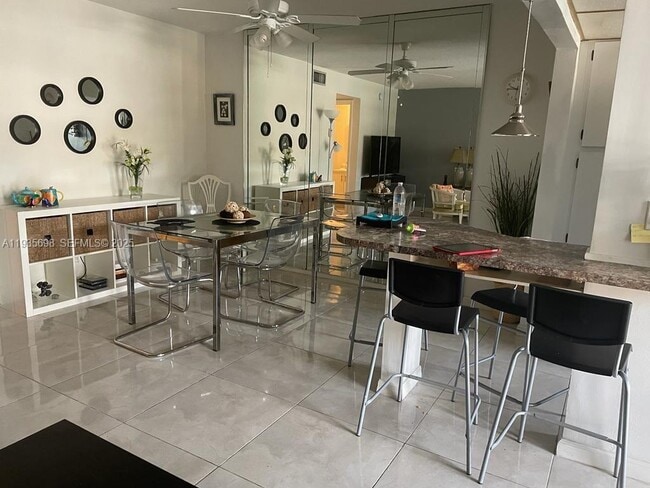 Building Photo - 541 Blue Heron Dr