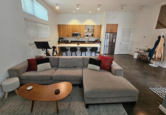 Building Photo - 18 Ambler Ln