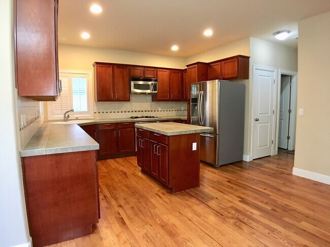 Building Photo - Stunning 3BD  Lake Shore Home with Office and Loft Area!  Gorgeous Finishes!