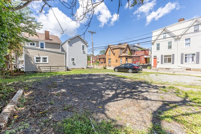 Building Photo - AVAILABLE OCTOBER 15th - Quirky 3+ Bedroom...