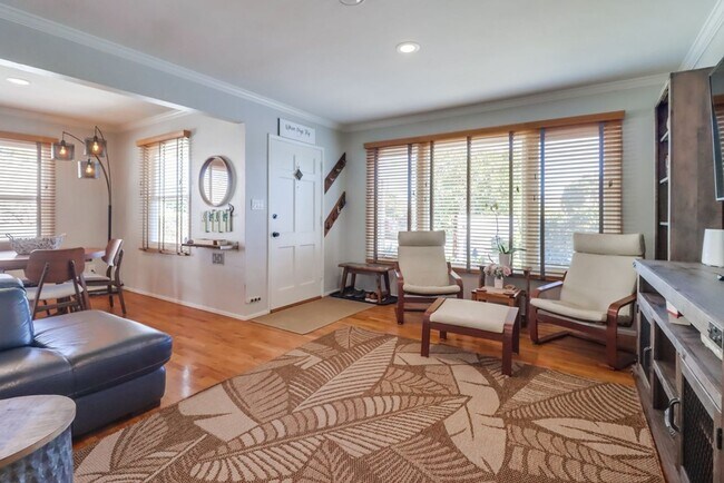 Building Photo - ***VACATION HOME AVAILABLE FROM MAY 15TH- OCTOBER 31ST*** MONTH TO MONTH