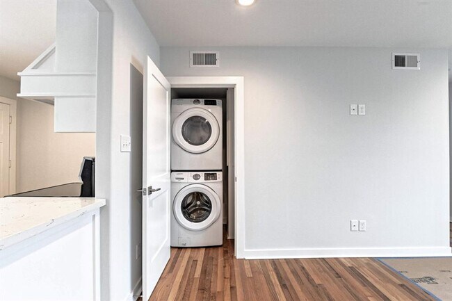 Building Photo - 1822 25th St