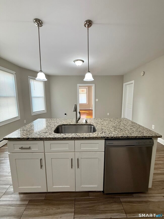 Building Photo - 145 Smith St