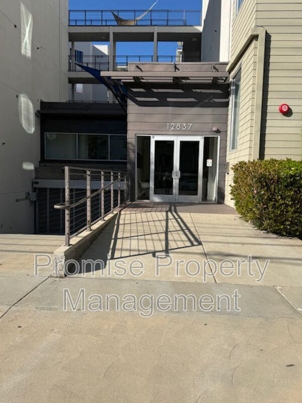 Building Photo - 12837 Moorpark St