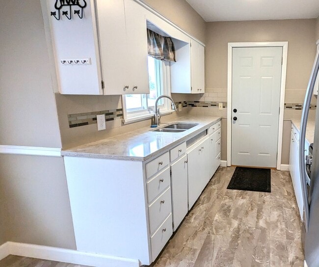 Building Photo - 614 E Sunset Dr