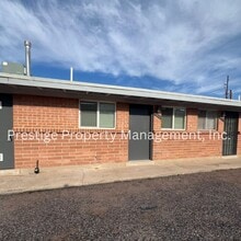 Building Photo - 1/1 Remodeled Triplex Across from the UofA!