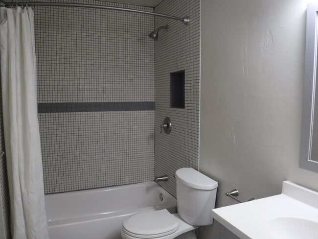 Building Photo - 556 Montana Ave