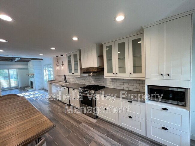 Building Photo - 289 Vista Royale Cir W