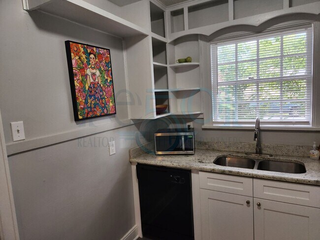 Building Photo - Wonderful Apartment in Hillcrest!