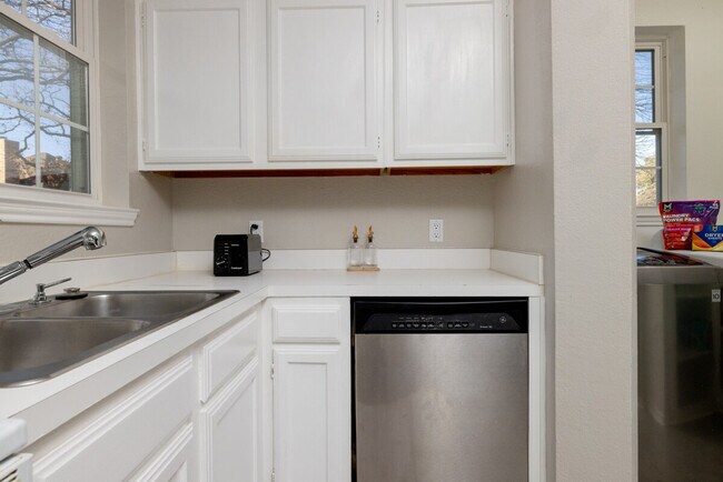 Building Photo - 2719 Stratford Ct