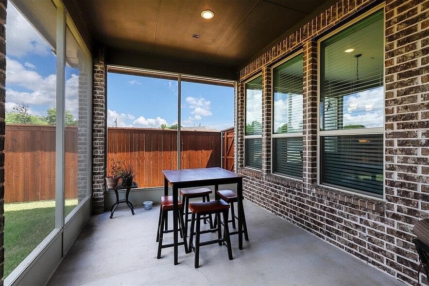 Building Photo - 2213 Laguna Dr