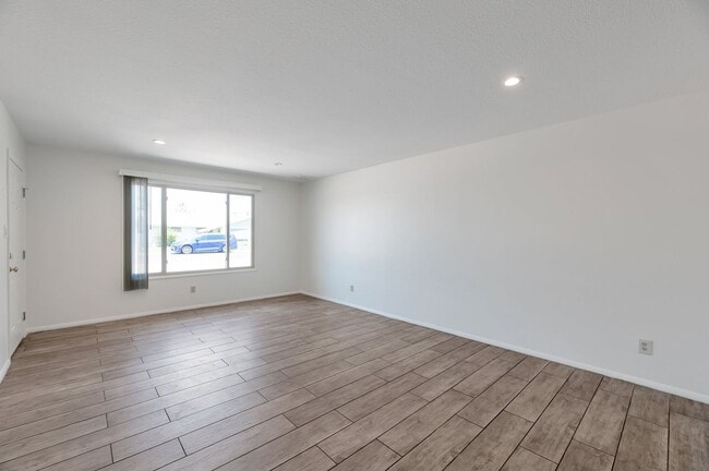 Building Photo - 5-Bedroom Tempe Home with Private Pool & Turf Yard Near ASU