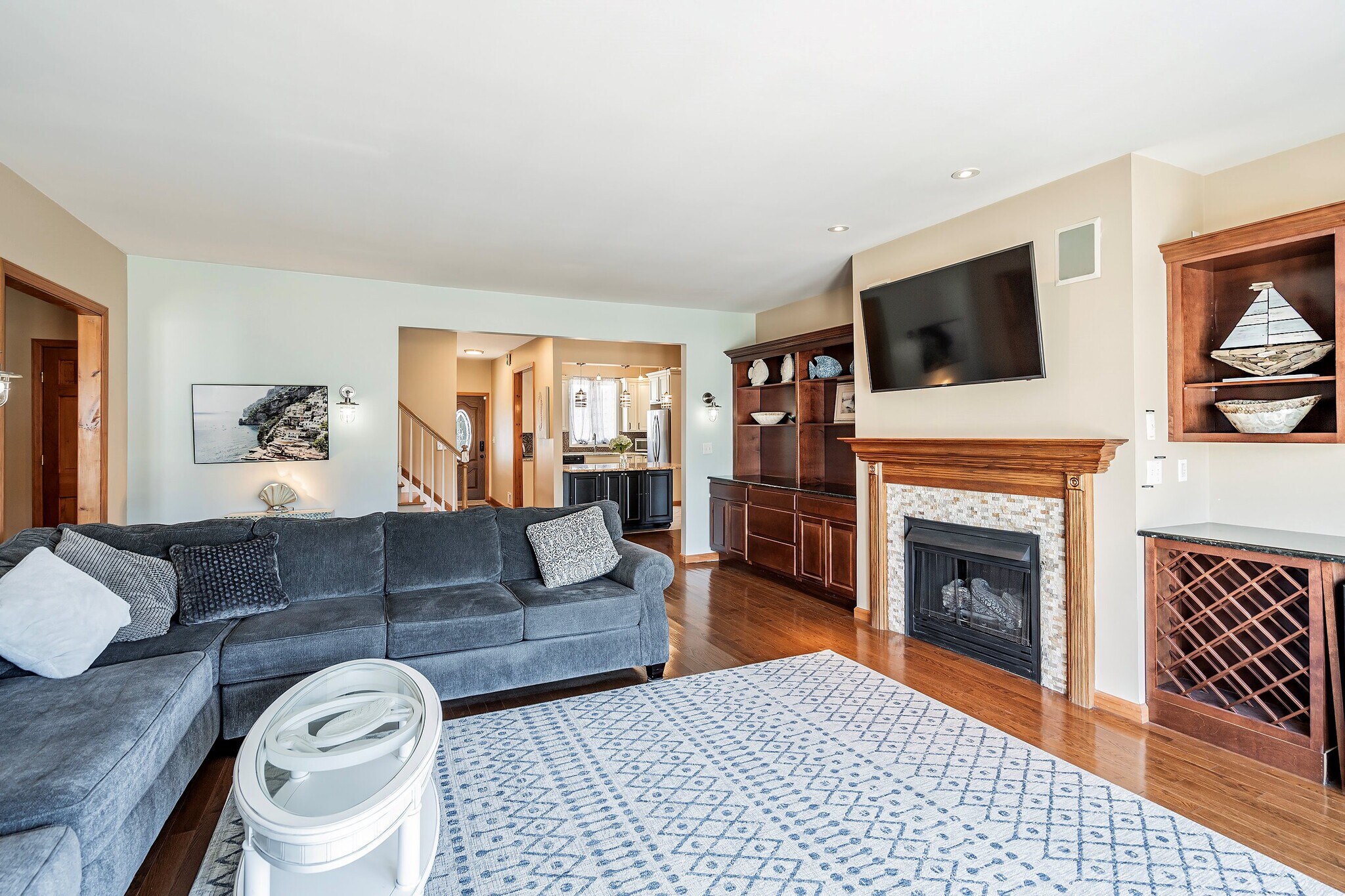 Livingroom gas fireplace and wet bar - 18 Halsey Dr