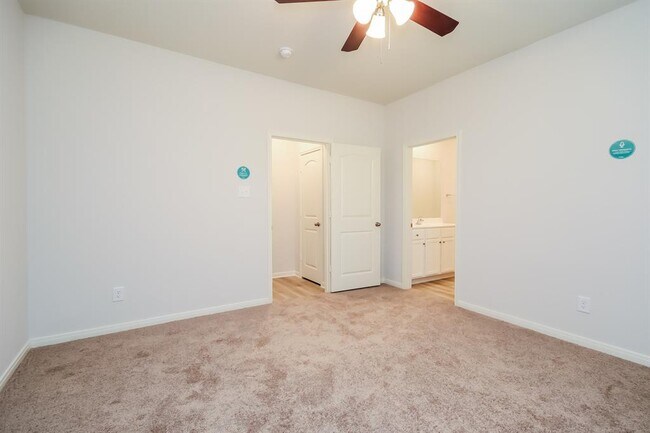 Building Photo - 10470 Sweetwater Creek Dr