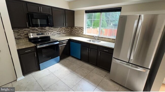 Building Photo - 13 Dinsdale Ct