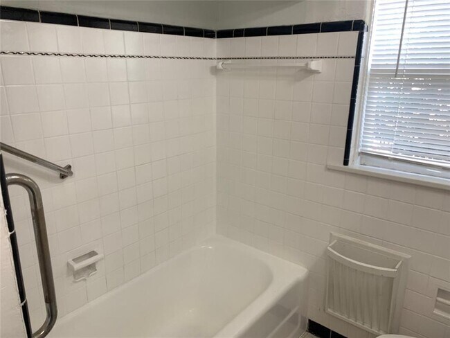 Building Photo - 2419 N Harvey Ave