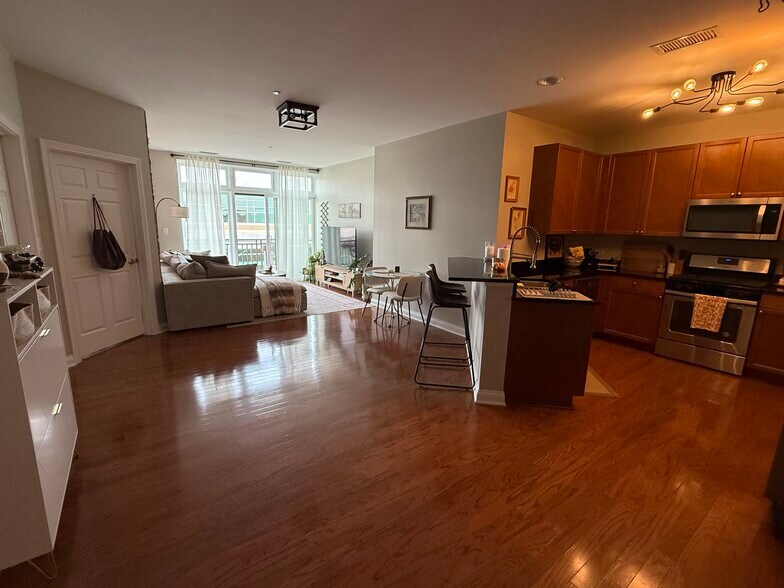 Building Photo - 140 S River St