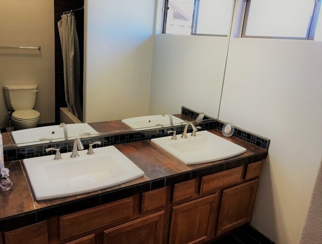 Building Photo - Beautiful 4Bd x 2.5Bath w/ HUGE Backyard &...