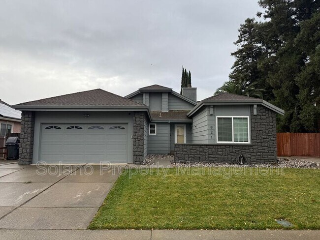 Primary Photo - 921 Hickory Ave