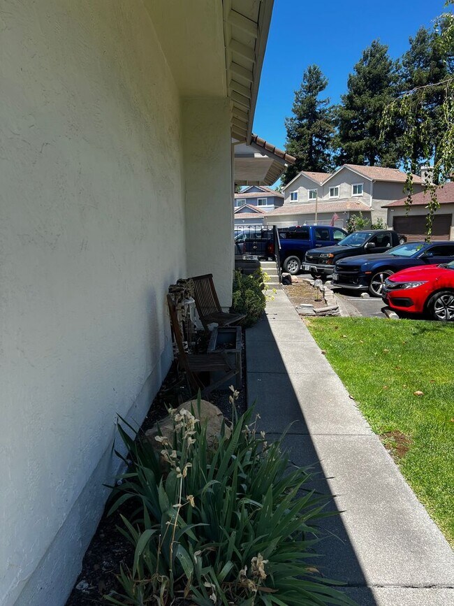 Building Photo - Modern 3 Bed / 2 Bath End Unit Home for Re...