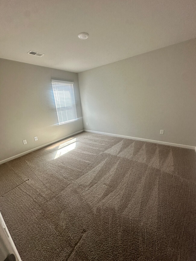 Building Photo - Room in House on Toronto Cir