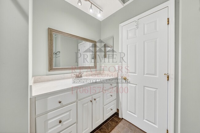 Building Photo - 7005 Robin's Nest Dr