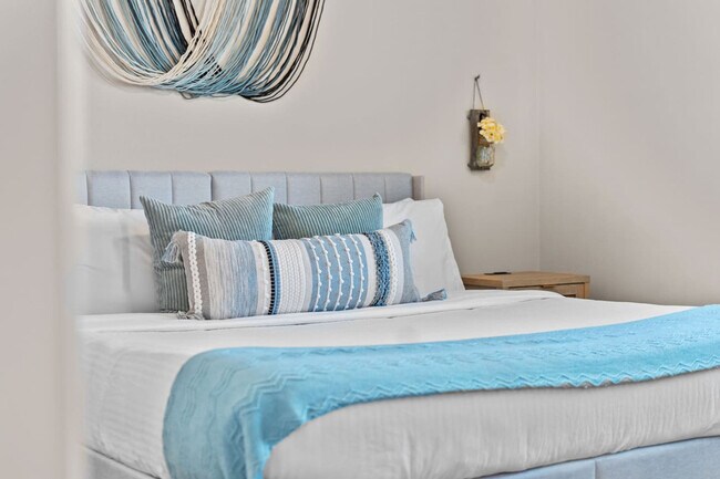 Building Photo - 711 W Broadway Rd