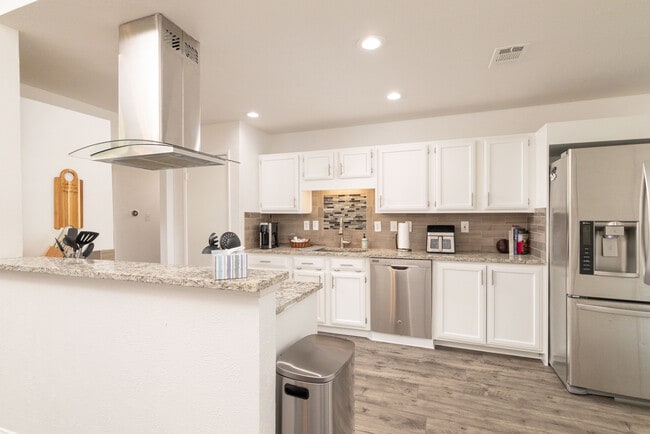 Building Photo - 864 Warwick Dr