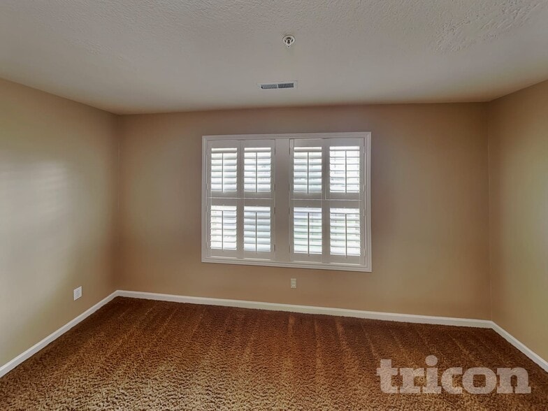 Building Photo - 29261 SW Charlotte Ln