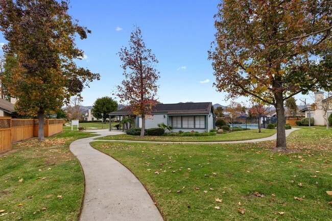 Building Photo - 2 BR Townhome in Escondido w/ 2 car garage