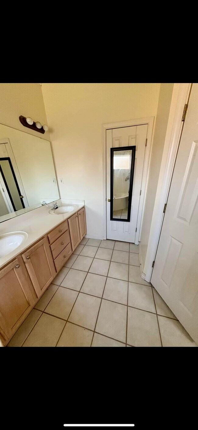 Building Photo - 8240 Blue Lagoon Dr