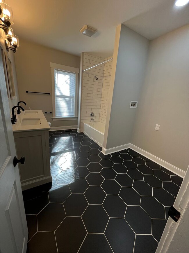 Building Photo - Recently renovated 2 bedroom 1.5 bathroom ...