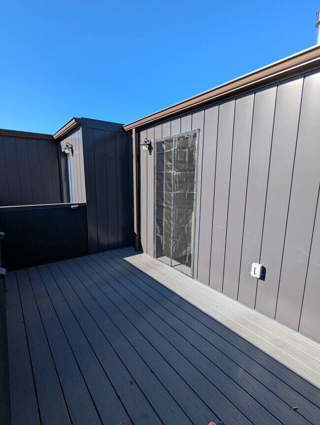 Building Photo - 3 Bedroom 2 Bathroom Single Family Home (L...