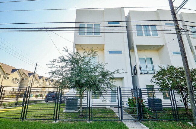 Primary Photo - 2103 Engelmohr St