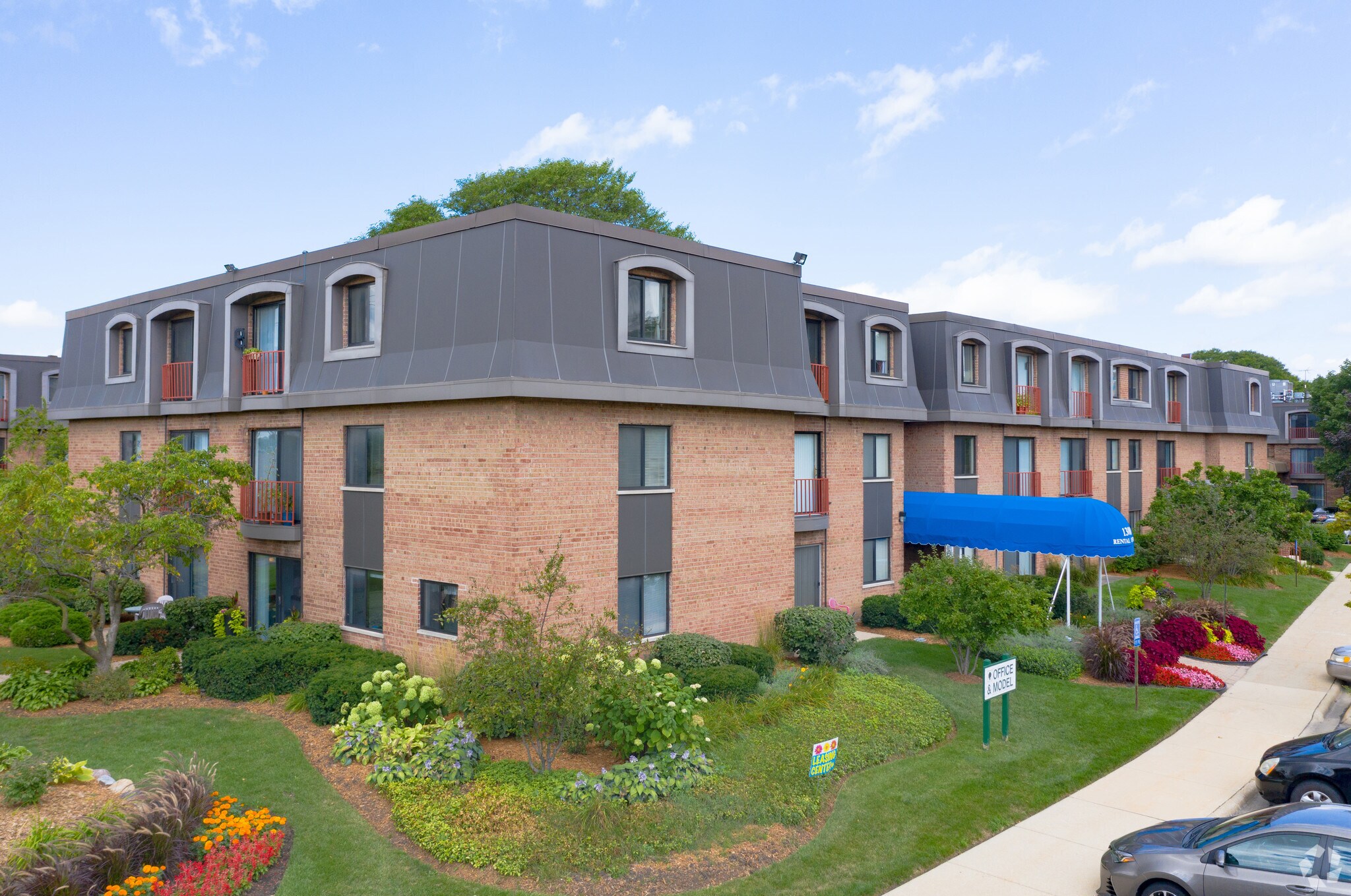 Huntington Square 1300 S Elmhurst Rd Mount Prospect IL 60056